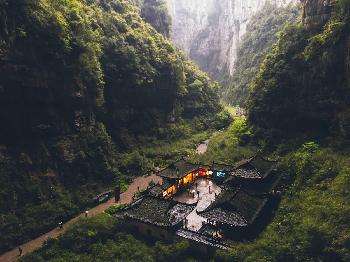 A Chinese-style courtyard house built at the bottom of a canyon