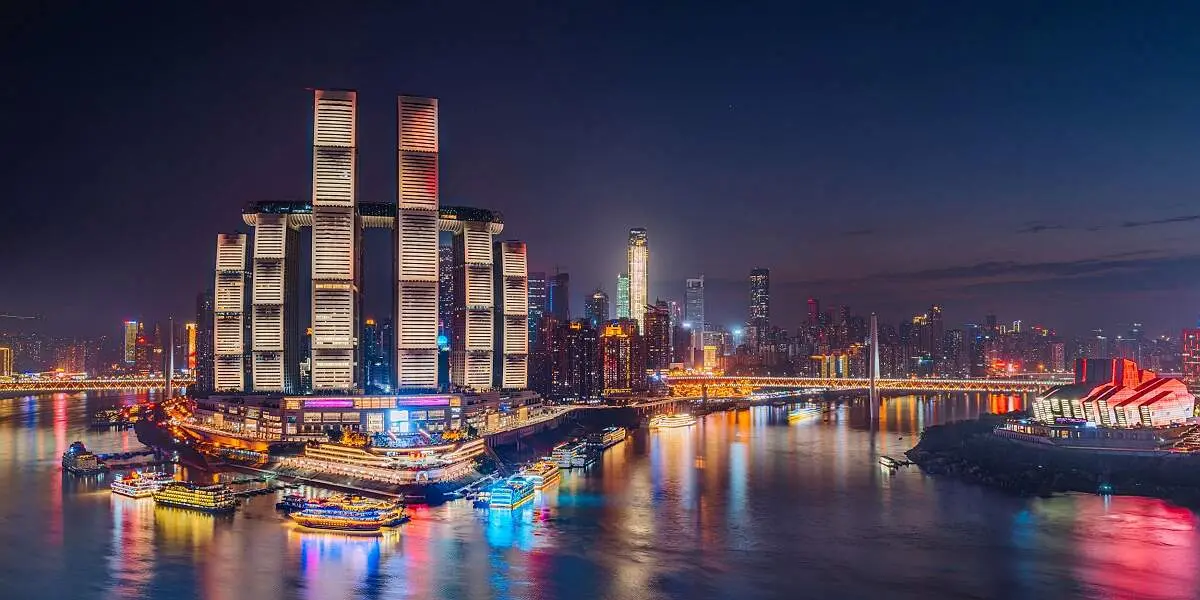 Panorama de Chongqing con el Raffles City, rascacielos y el río