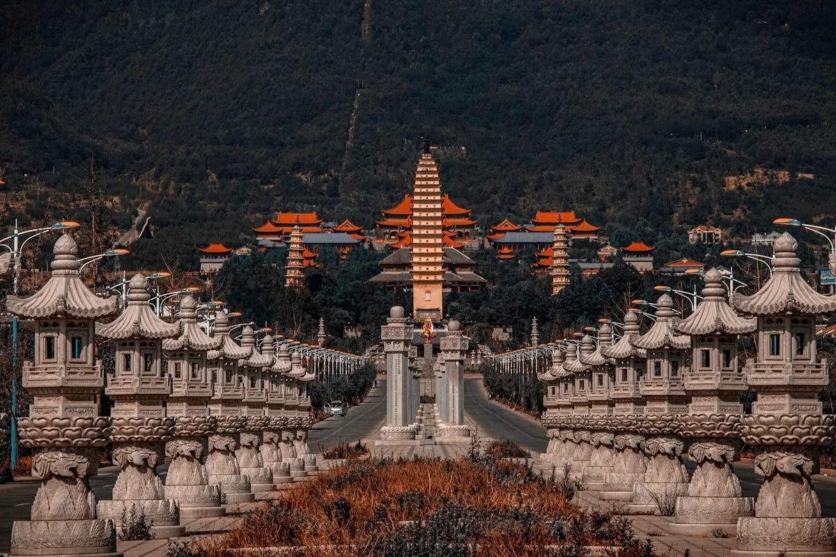 Vue lointaine du temple de Dali