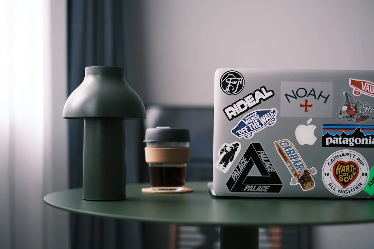 Laptop en escritorio de espacio de trabajo moderno con luz natural, configuración de trabajo remoto en China
