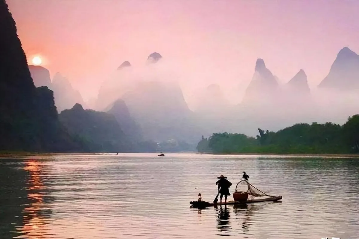 Montañas kársticas y balsas de bambú en el río Yulong en Yangshuo