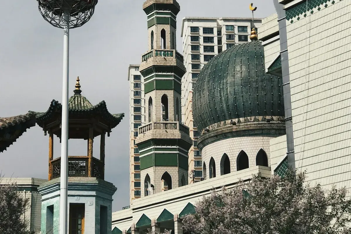 Cúpula de hormigón verde y blanco de una mezquita en China bajo un cielo azul