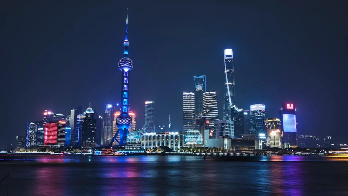 Horizonte de Shanghái de noche con las luces reflejándose en el río Huangpu