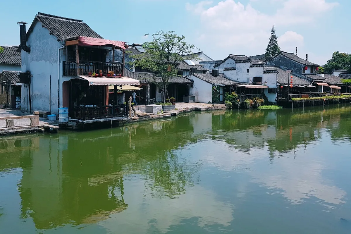 Edificios tradicionales a lo largo de un canal en Jiaxing, Zhejiang, clásico pueblo acuático del Jiangnan