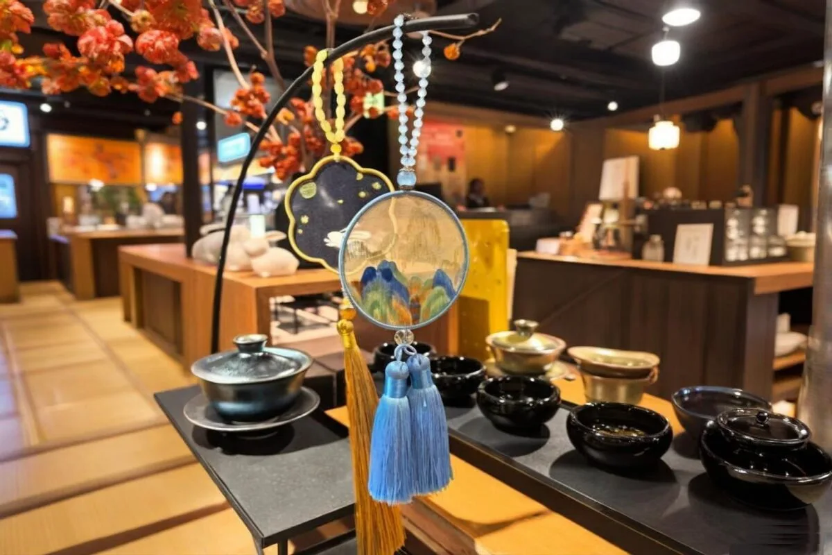 Articles traditionnels colorés et souvenirs en vitrine dans une boutique de Suzhou