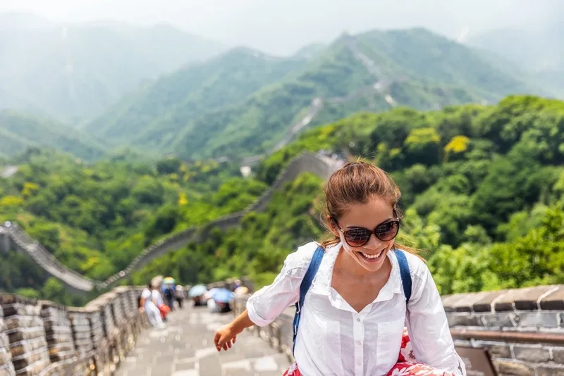 Mujer viajando sola por la Gran Muralla China, viaje en solitario seguro y empoderador por China