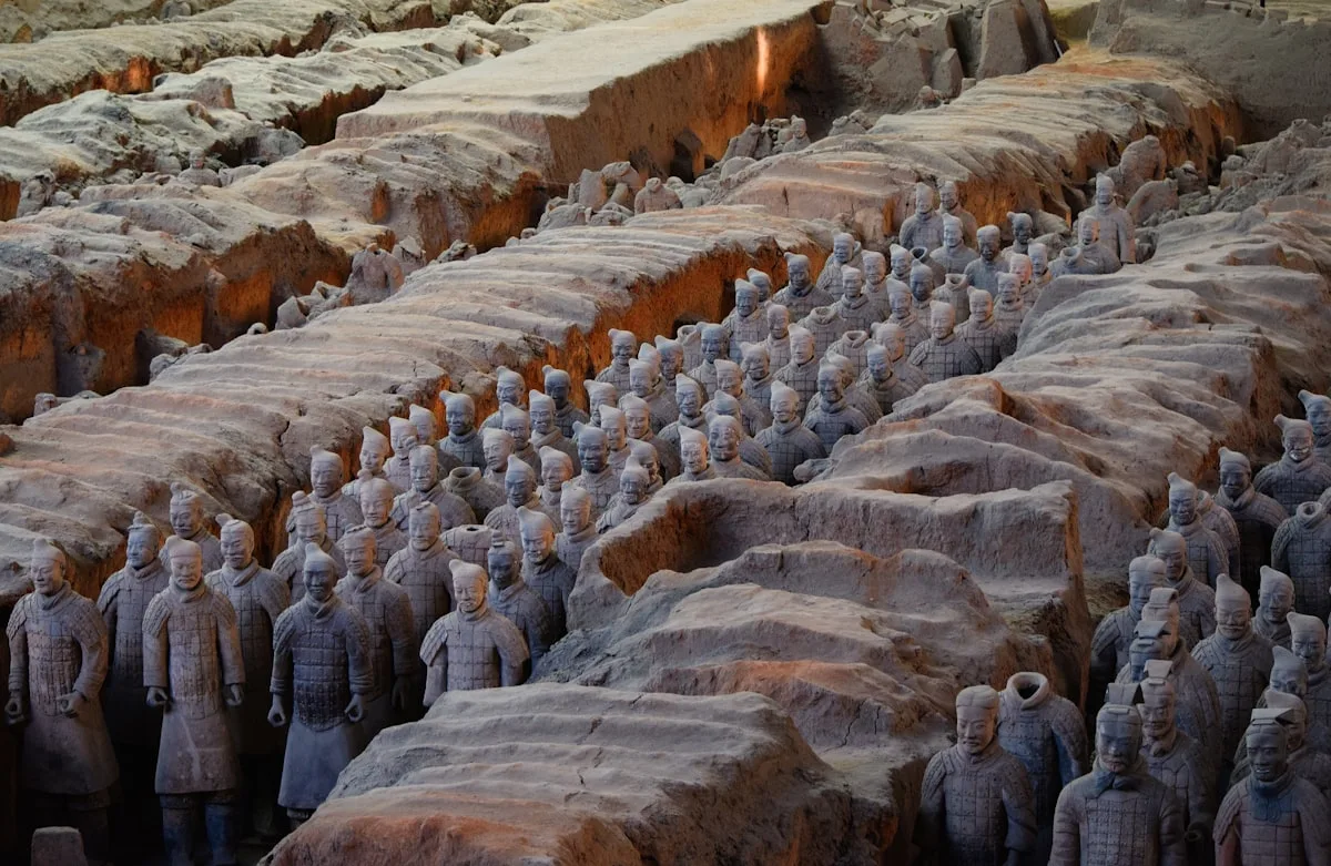 Rangées de soldats en terre cuite sur le site du patrimoine mondial de l'UNESCO à Xi'an, en Chine
