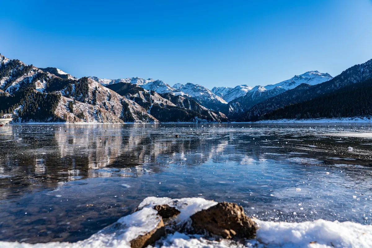 Lac Tianchi gelé dans les montagnes Tianshan du Xinjiang