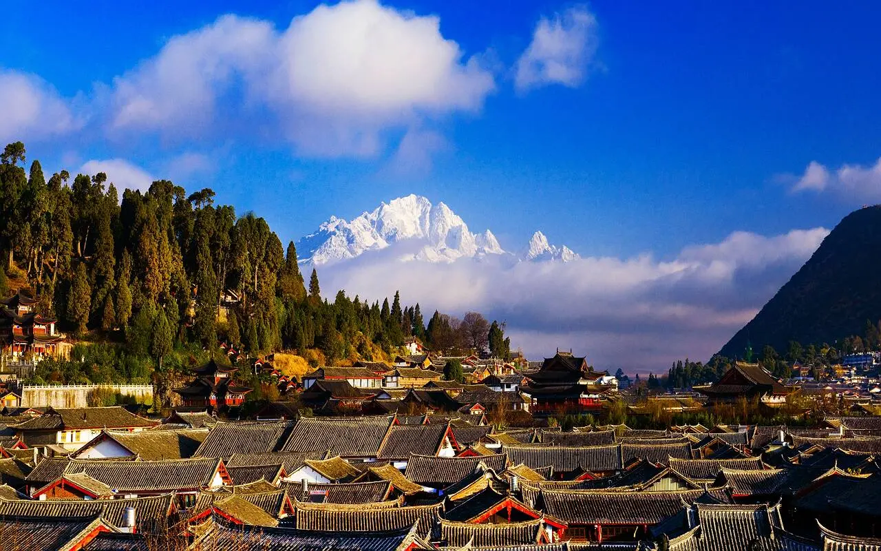 Lijiang ancient town with Jade Dragon Snow Mountain in the background