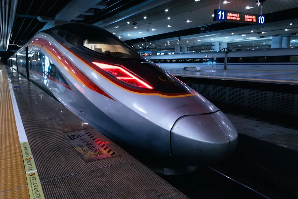 Un tren Fuxing detenido en un andén de alta velocidad chino