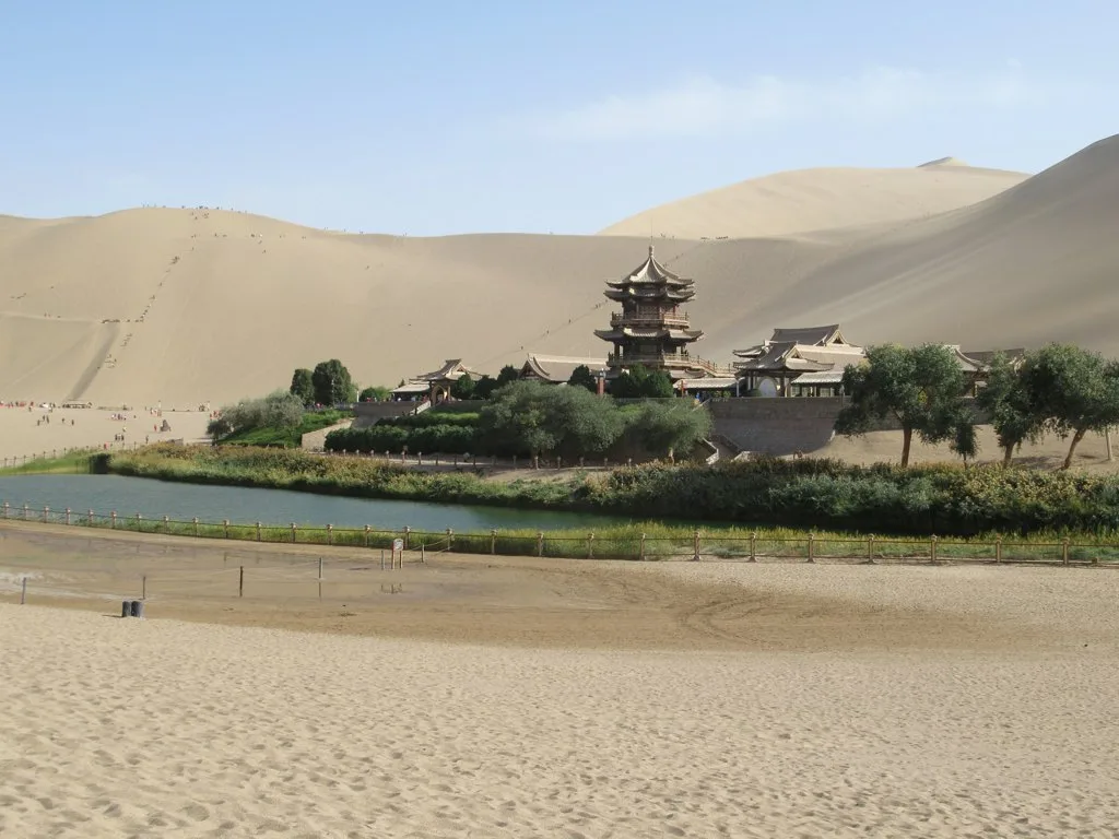 El lago Crescent y las dunas de arena de Dunhuang (Foto: David Stanley via Wikimedia Commons)