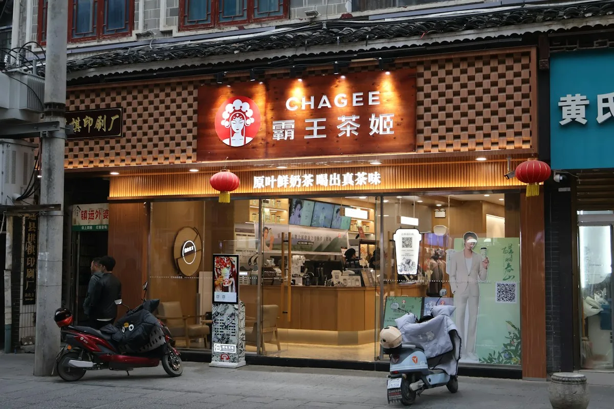 A Chinese tea drink chain storefront with Chinese signage and a red lantern