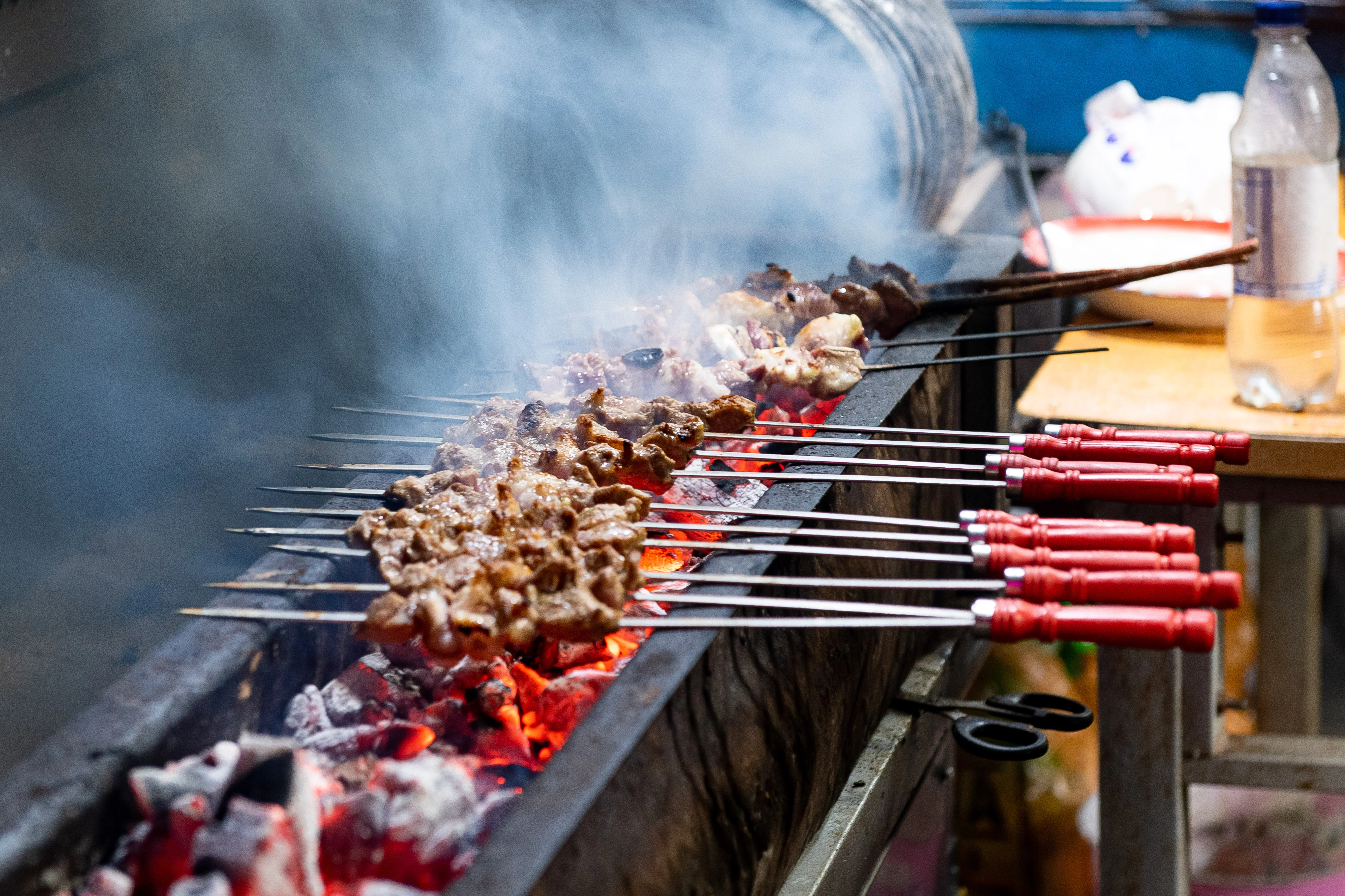 Brochetas de cordero asándose en un puesto callejero de Kashgar (Foto: N509FZ via Wikimedia Commons)