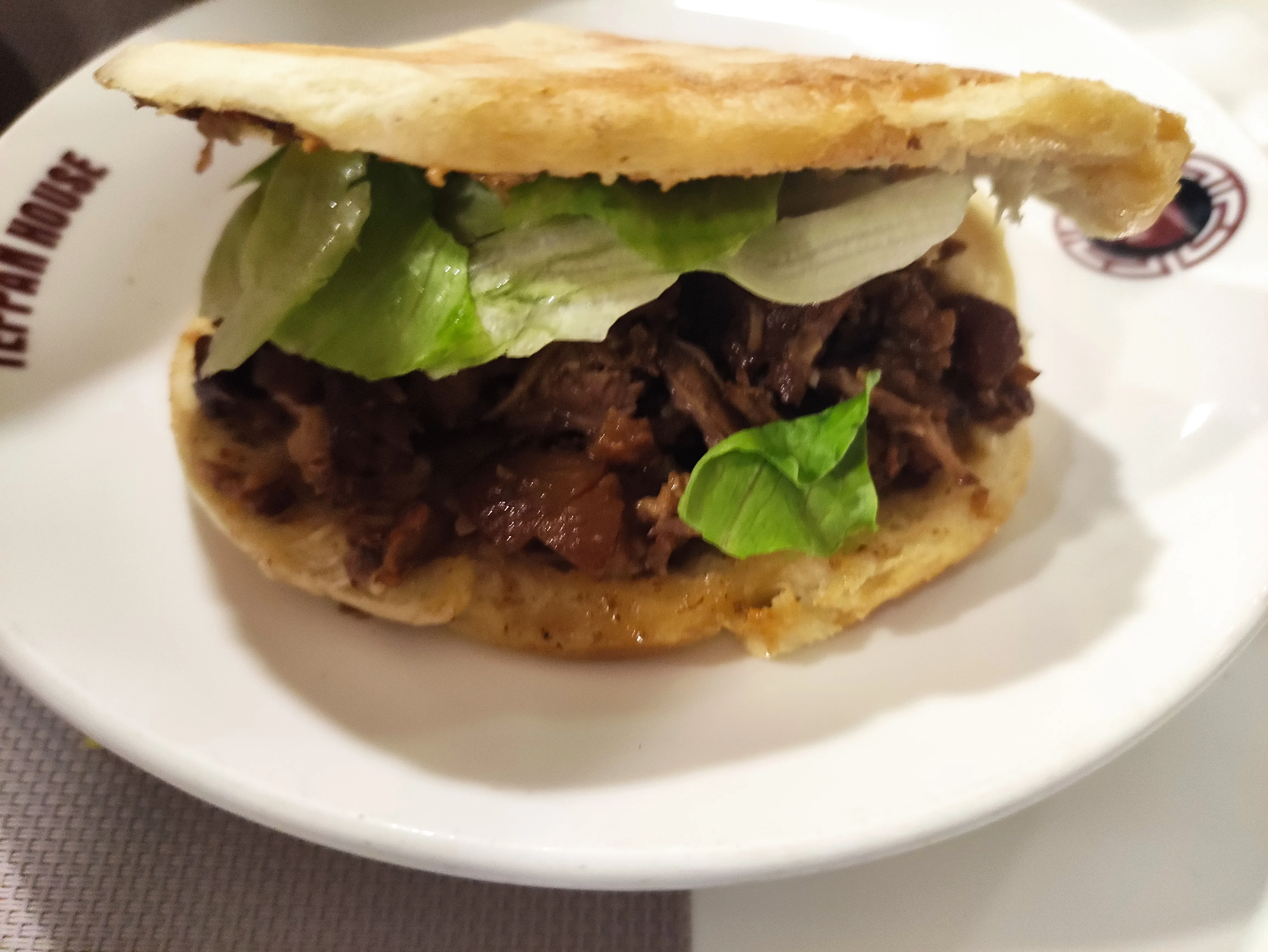 A roujiamo, the Xi'an pork flatbread sandwich (Photo: Francesc Fort via Wikimedia Commons)