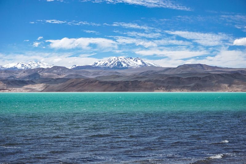 从岗巴拉山口俯瞰绿松石色湖水蜿蜒穿山