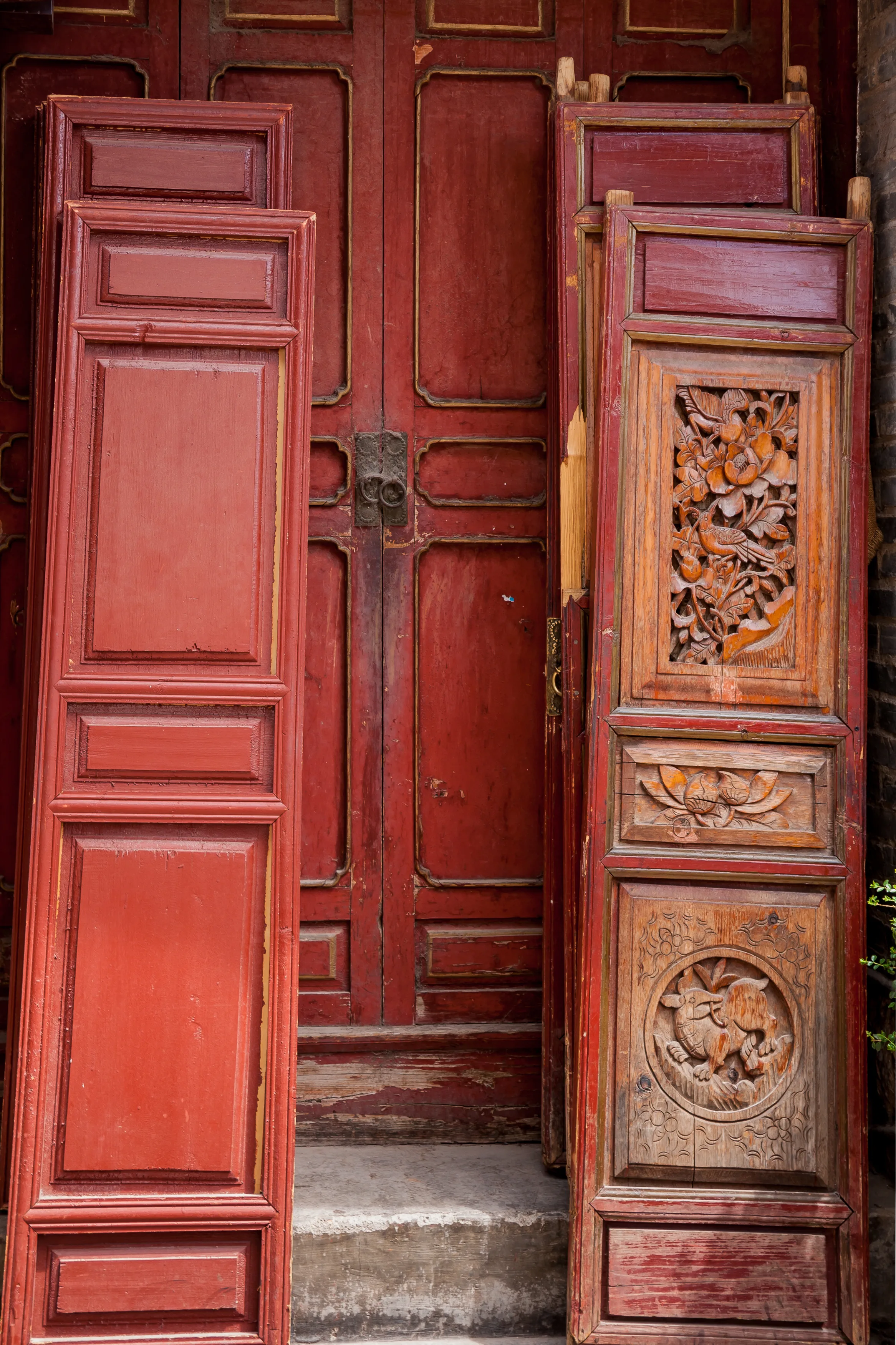 Puertas de madera ornamentadas de un edificio tradicional del casco antiguo de Lijiang (Foto: CEphoto, Uwe Aranas via Wikimedia Commons)