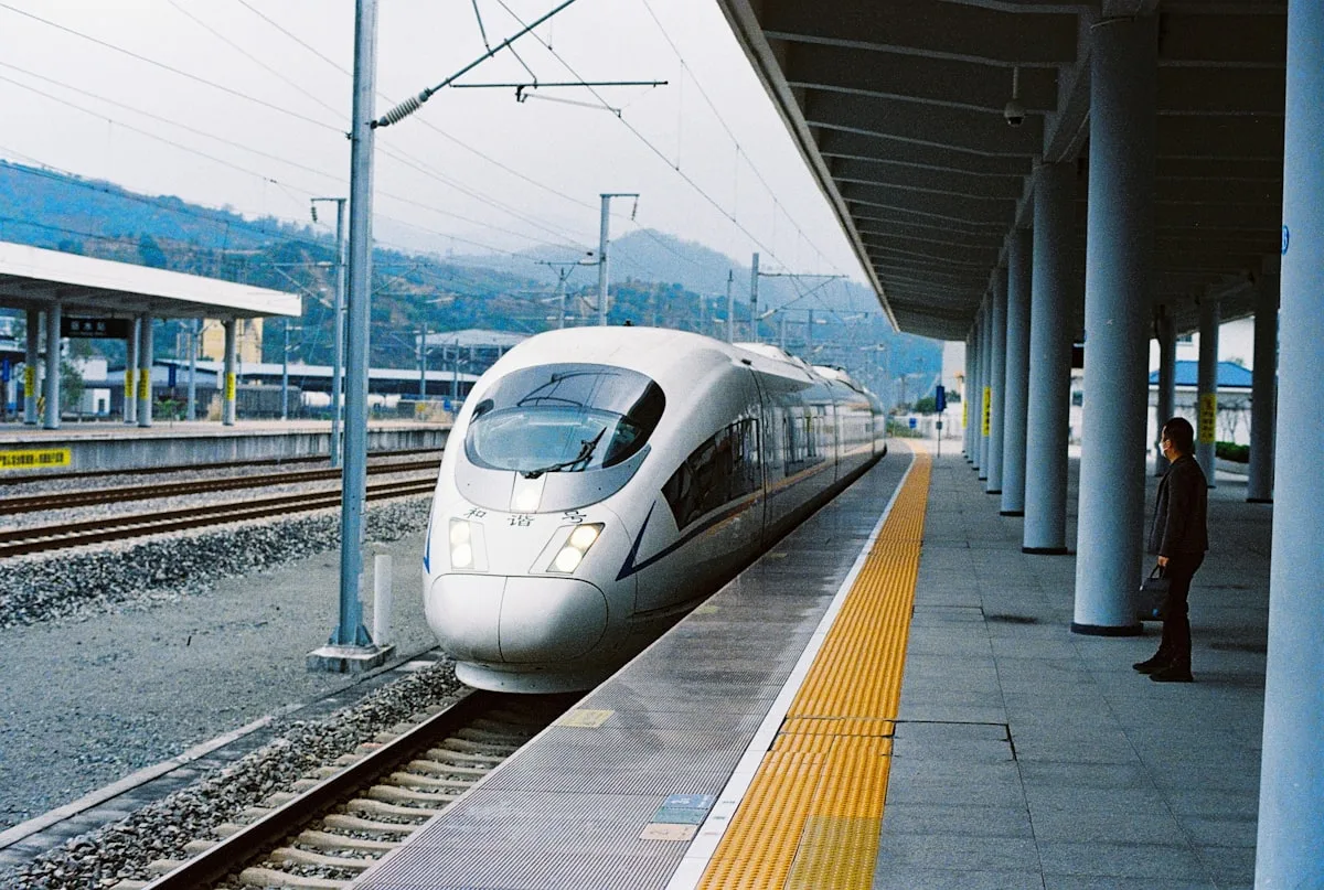 tren bala blanco sobre vías durante el día