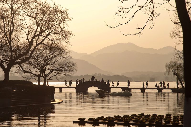 苏堤春晓:柳枝拂水+远山淡影,避开游客