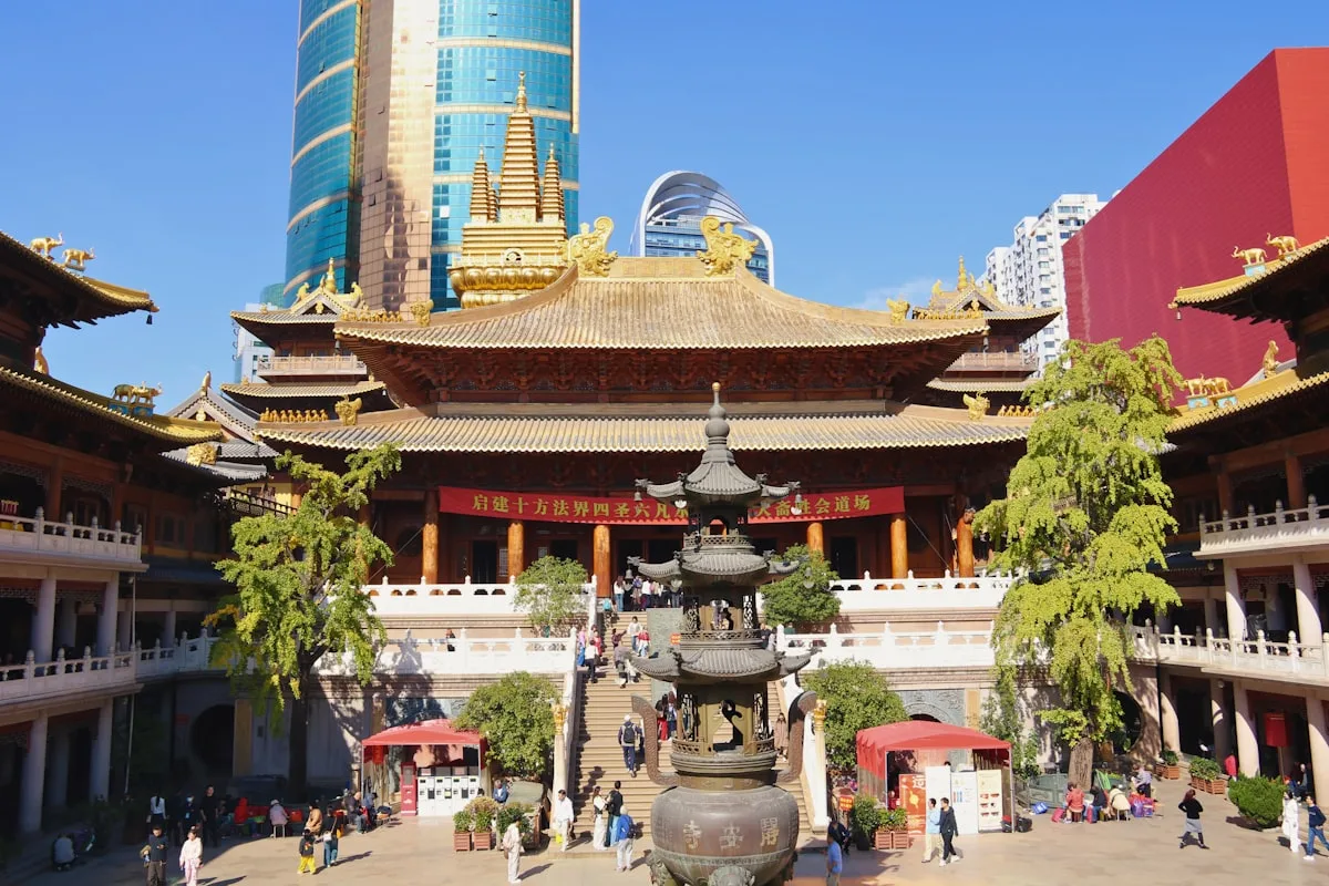 Patio de un templo tradicional con rascacielos modernos de fondo