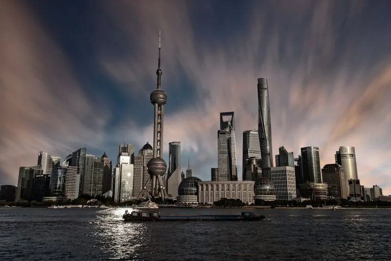 Vista desde la plataforma del Bund: arquitectura colonial a la izquierda y los rascacielos de Pudong al otro lado del río Huangpu