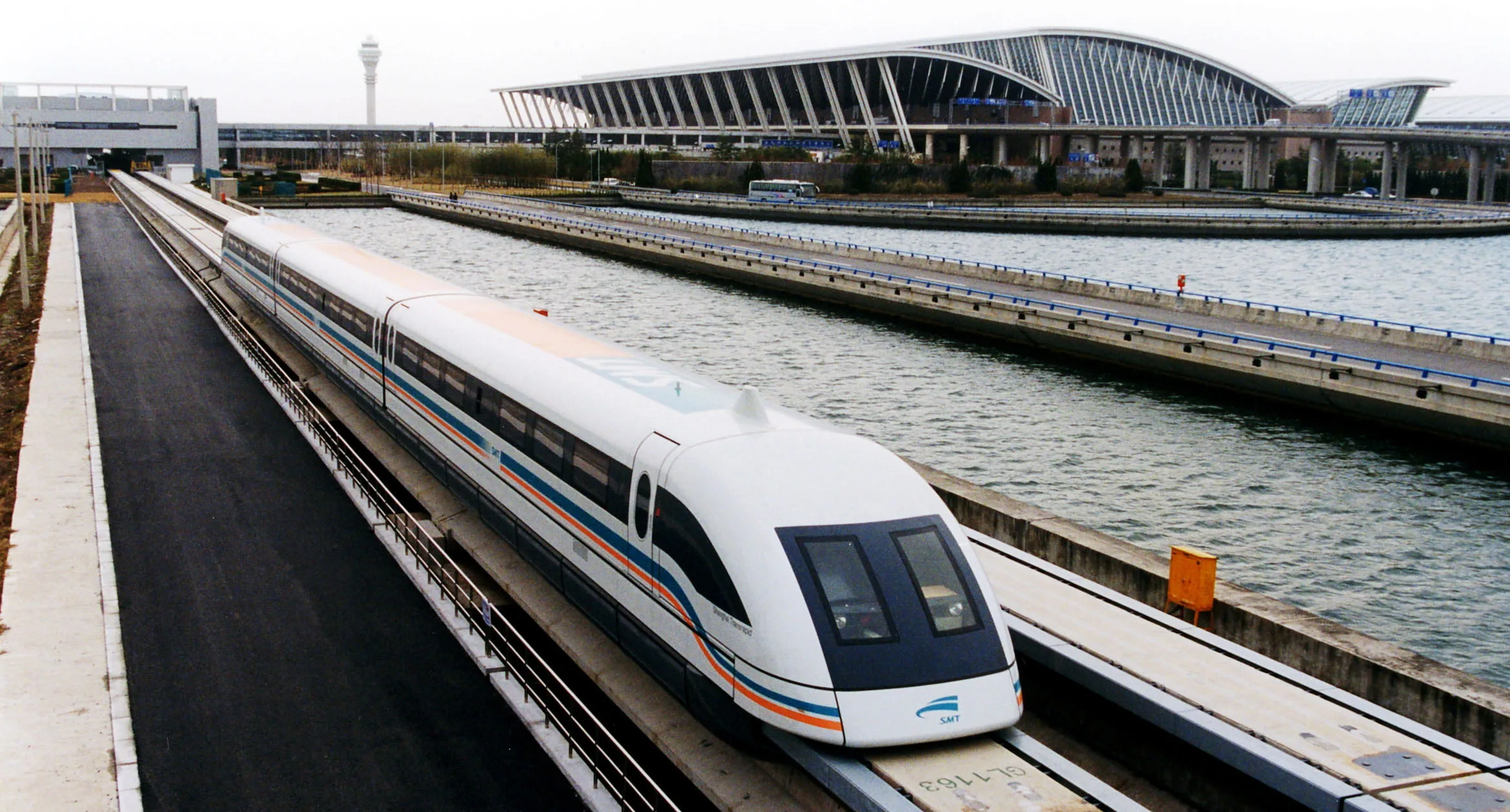 Un tren maglev saliendo del aeropuerto internacional de Pudong en Shanghái (Foto: Alex Needham via Wikimedia Commons)