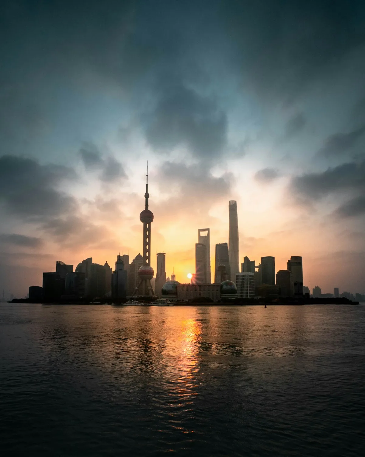 El Bund al atardecer: arquitectura colonial a la izquierda, el skyline de Pudong al cruzar el río Huangpu a la derecha