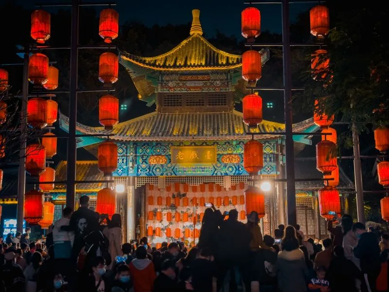 庙会全景：红灯笼、糖葫芦摊、人潮、舞龙