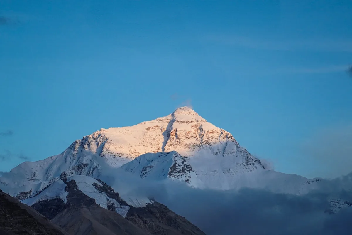 Cara norte del Everest al atardecer desde el lado tibetano : la vista desde el Monasterio Rongbuk cerca del Campamento Base