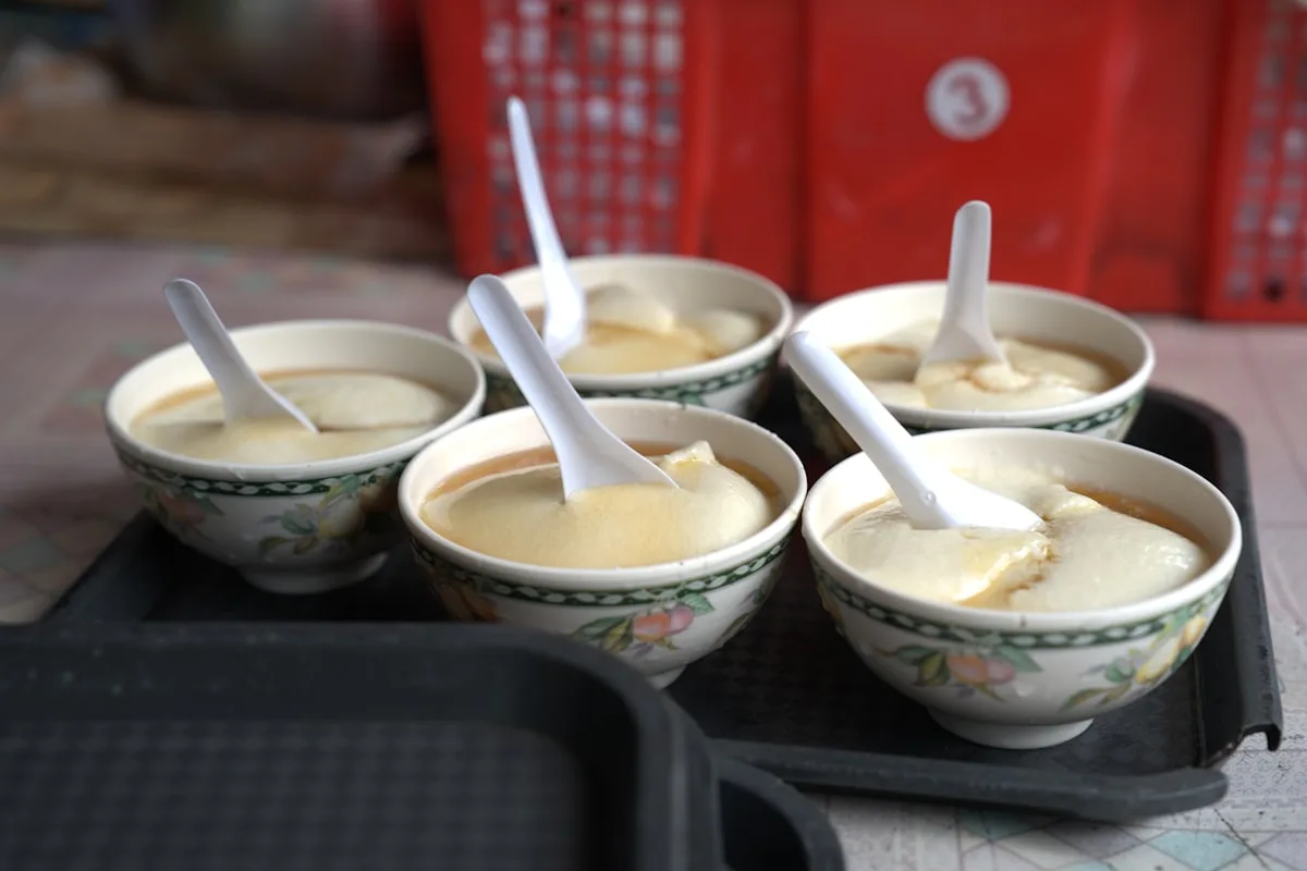Postres chinos de pudin de tofu servidos en cuencos de cerámica