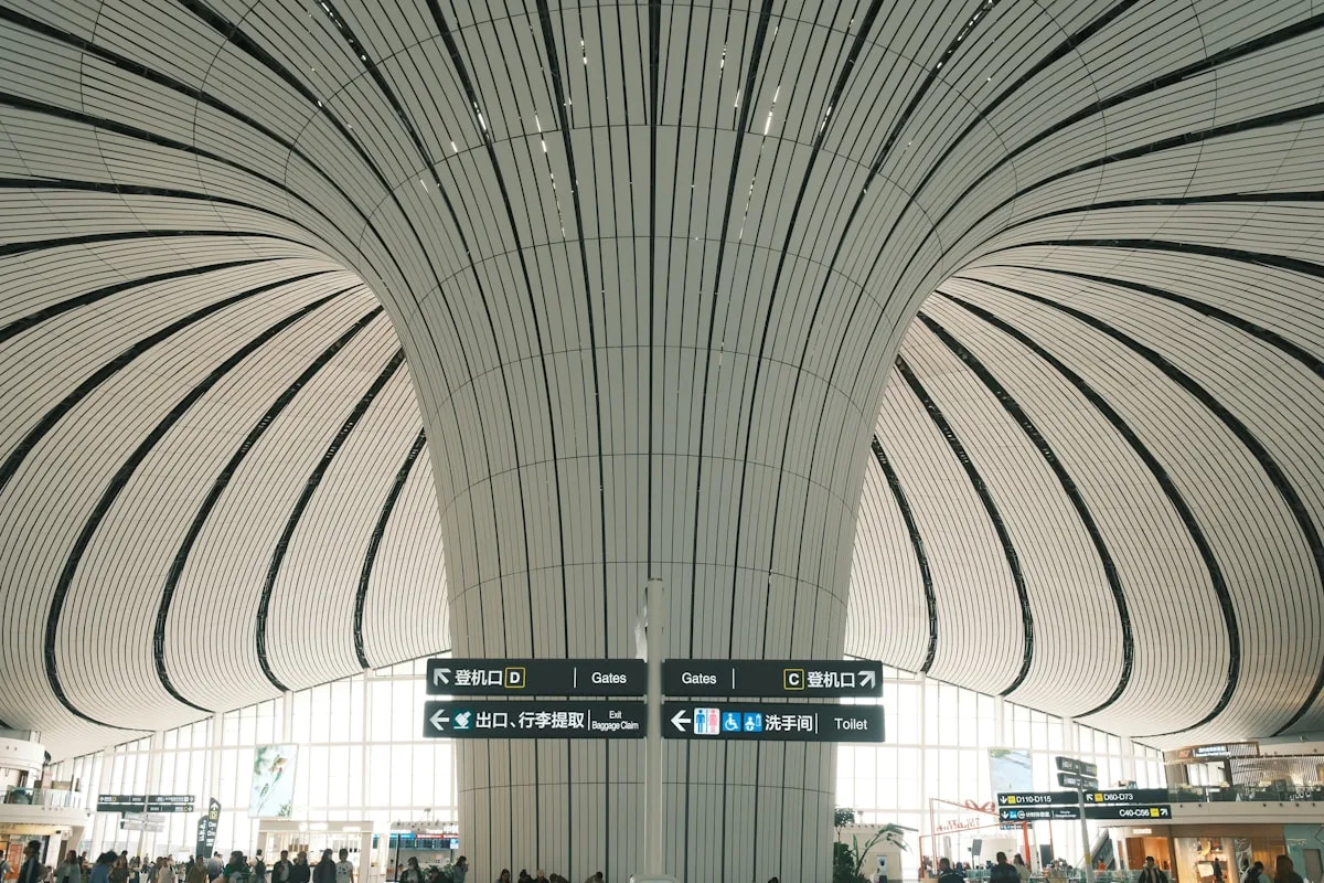 El techo curvo y elevado y la señalización interior de la terminal del aeropuerto de Pekín Daxing