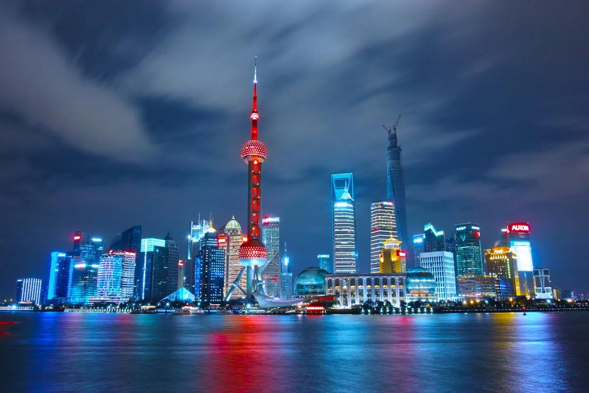 El horizonte de Lujiazui en Shanghái de noche, con la torre Oriental Pearl y los rascacielos cercanos iluminados