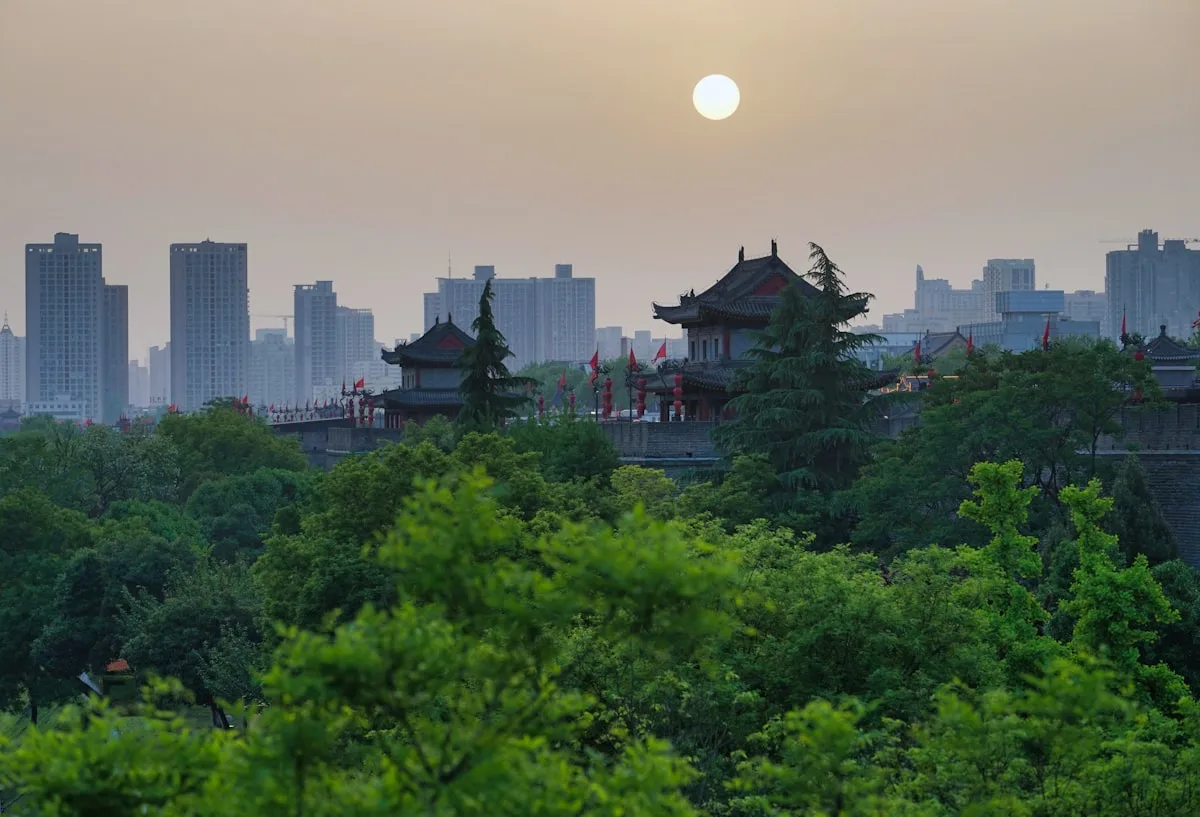 En bici por lo alto de la muralla de Xi'an al atardecer: un circuito de 13,7 km con tejados de la ciudad antigua de un lado y el perfil moderno del otro