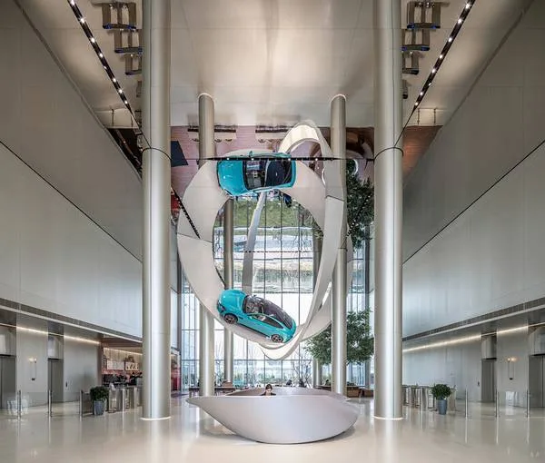 Xiaomi SU7 Max suspendue sur un ruban de Möbius dans la salle d'exposition