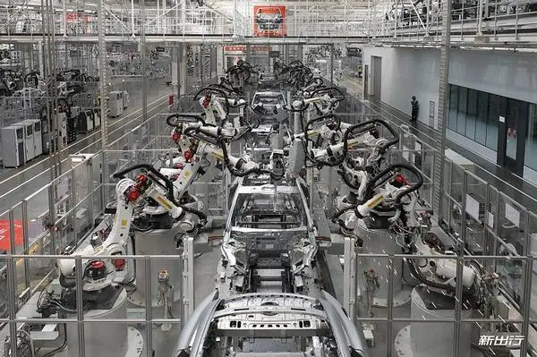 Navette électrique transportant les visiteurs dans l'atelier de production automatisé de Xiaomi à Pékin