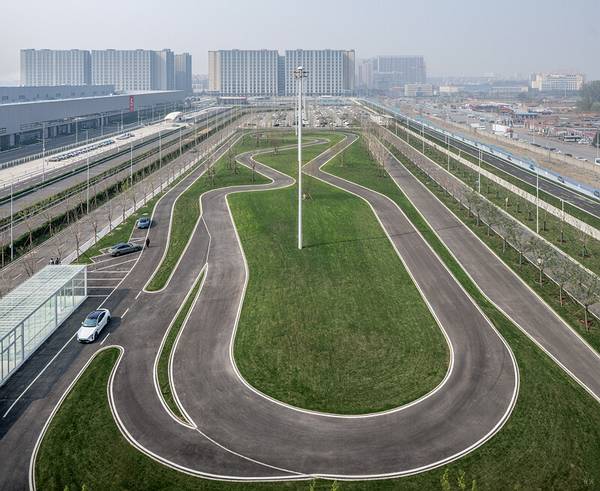 Xiaomi SU7 Max on the factory test track — 0-100 km/h in 2.78 seconds