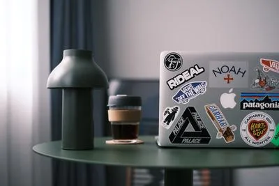 Ordinateur portable sur un bureau dans un espace de travail moderne avec lumière naturelle, configuration de télétravail en Chine